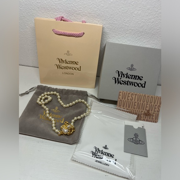 Vivienne Westwood Jewelry - Vivienne Westwood Pearl with Heart necklace